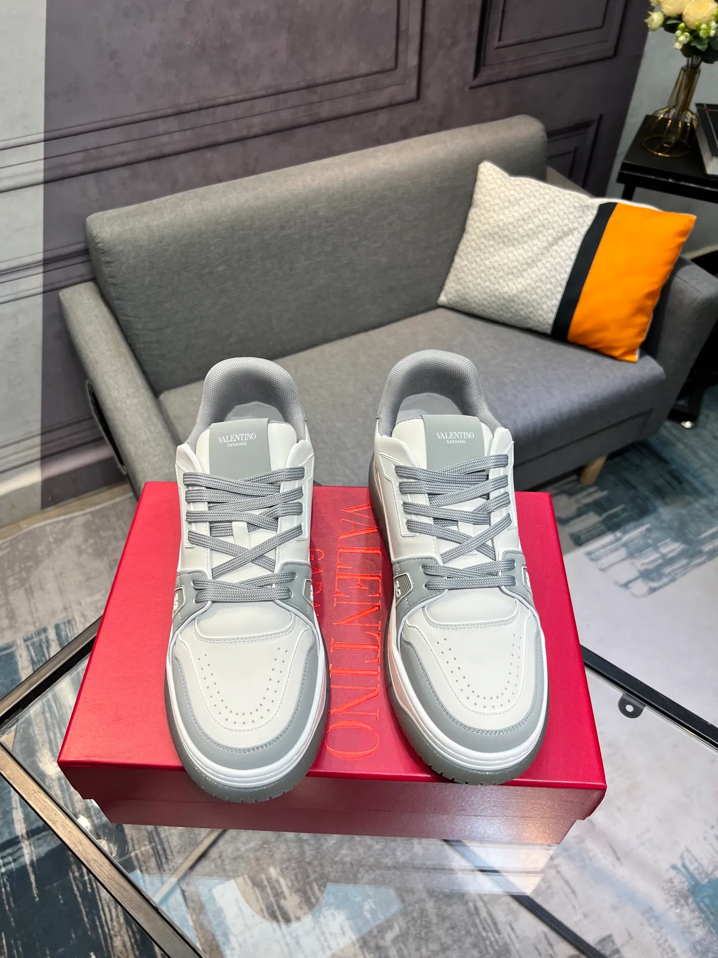 Men's Men's Shoes 💰660 Valentino 2023 early autumn new star shoes are now online! Wang Hedi and Ren Jialun have been worn by many celebrities. Who can refuse the same couple shoes as Wang Hedi! The design of Stars Stab My Heart is cool and spicy. The material of the shoes is cowhide, and every color is beautiful! Size 35-40, men’s size 39-44 (women’s 41, men’s 38, 45🉑️customized)